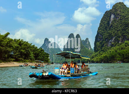 Stock photo - bateaux de croisière touristique sur la rivière li près de Yangshuo, Guilin, Chine Banque D'Images