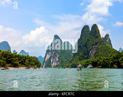 Stock photo - bateaux de croisière touristique sur la rivière li près de Yangshuo, Guilin, Chine Banque D'Images