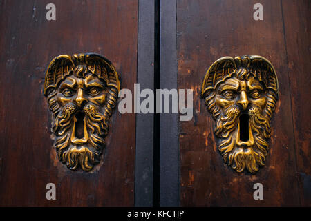 Heurtoir sur la vieille porte en bois. Banque D'Images