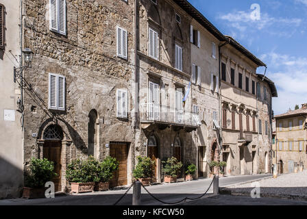 TOSCANE-JUIN 2: Vue d'une rue typique dans la ville de San Quirico, vallée d'Orcia, Toscane, Italie, le 2,2017 juin. Banque D'Images