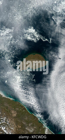 Partie de la Fédération de Russie, l'île Wrangel repose au-delà du cercle arctique, entre la mer de Sibérie orientale et de Tchoukotka, au nord-est de la Sibérie. Skies w Banque D'Images