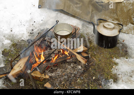 Sur le feu l'eau chauffée dans un pot pour le thé. Banque D'Images