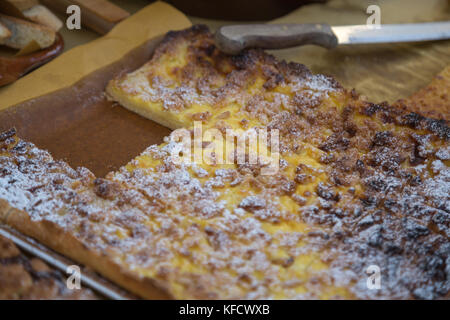 Gâteau à la crème traditionnel italien avec du sucre en poudre Banque D'Images