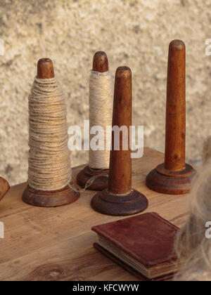 Vieilles bobines en bois de table sur des fils de soie Banque D'Images