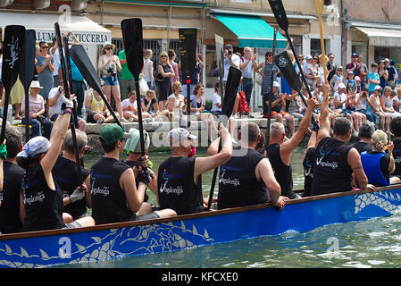 Venise, Italie - le 4 juin 2017 : 43e édition de la course annuelle de vogalonga. événement traditionnel dans la lagune de Venise. équipages approche du grand canal, Banque D'Images