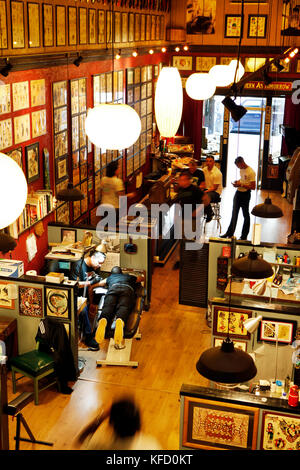 États-unis, Californie, San Diego, Bryce obtient un master à tatouage tatouage dans le quartier de Gaslamp, le plus ancien magasin de tatouage sur la côte ouest Banque D'Images