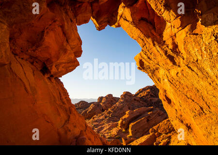 Arche de grès redrock au lever du soleil dans le parc national de la vallée de Feu, Nevada, USA Banque D'Images