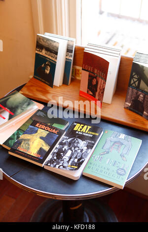 États-unis, Californie, San Francisco, une table avec des livres à la librairie city lights, North Beach Banque D'Images