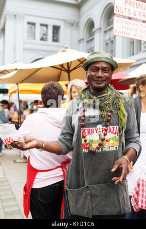 États-unis, Californie, San Francisco, de l'Embarcadero, un fournisseur offre un goût de beurre brickle au farmers market, le Ferry Building Banque D'Images