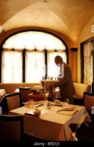 États-unis, Californie, Healdsburg, vin et caviar d'être servi à l'intérieur de Cyrus Restaurant à Alexander Valley Banque D'Images