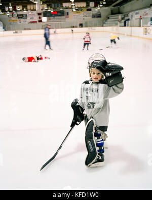 Canada, bc rockies, boy holding hockey goalie hockey stick, Fernie Banque D'Images