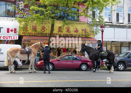 Canada, Vancouver (Colombie-Britannique), de la Gendarmerie royale du Canada d'arrêter un homme dans sa voiture à China town Banque D'Images