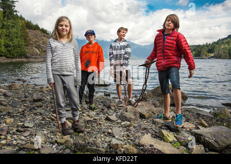 Canada, Vancouver, Colombie-Britannique, portrait de jeunes enfants à l'île de Gambier bay brigade, dans le howe sound avec la plage Britannia dans l'isolation partiellechauffage Banque D'Images