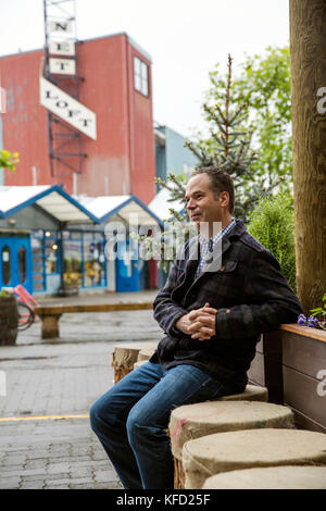 Canada, Vancouver, Colombie-Britannique, propriétaire eric pateman siège en face de son bistro local canada comestibles situé sur l'île Granville Banque D'Images