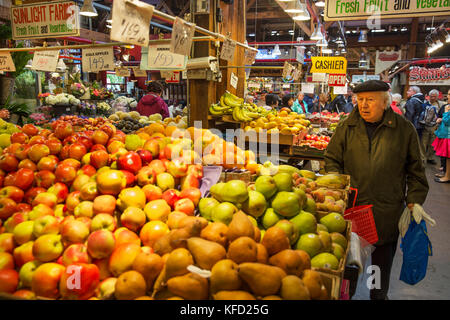 Canada, Vancouver (Colombie-Britannique), un homme âgé dans un béret boutiques pour produire dans le marché public de Granville Island Banque D'Images