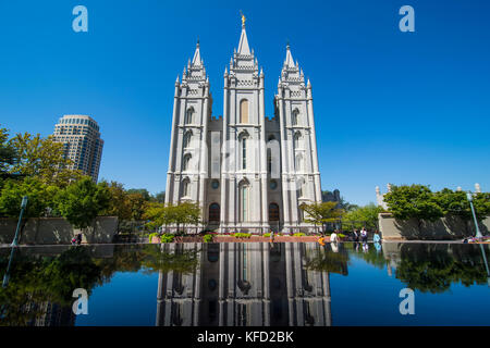 Mormon temple de Salt Lake en réflexion dans un petit étang, Salt Lake City, Utah, USA Banque D'Images