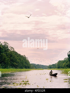 Pérou, Amazonie, Amérique du Sud, Amérique latine, l'homme en canot sur la rivière Reise Eco Banque D'Images