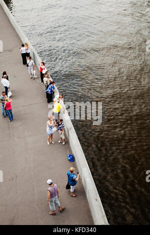 La Russie, Moscou. Les habitants et les touristes à traîner par la rivière de Moscou. Banque D'Images