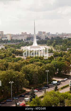 La Russie, Moscou. Voir des conquérants de l'espace Monument à la distance au centre panrusse des expositions. Banque D'Images