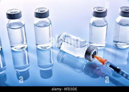 Groupe des flacons de médicaments et de seringues crevé sur bleu de méthyle tableau. Composition horizontale. Vue élevée. Banque D'Images