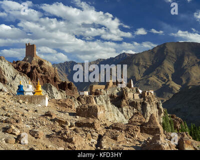 Monastère bouddhiste de basgo : la route de montagne mène à la gompa tibétain entre les rochers, les ruines de l'ancienne forteresse, stupas bouddhistes, la couleur Banque D'Images