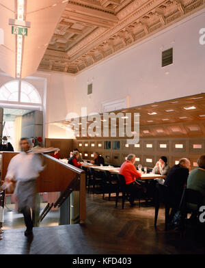 L'Autriche, Vienne, la foule le déjeuner au restaurant Osterreicher im MAK, Musée des Arts Appliqués Banque D'Images