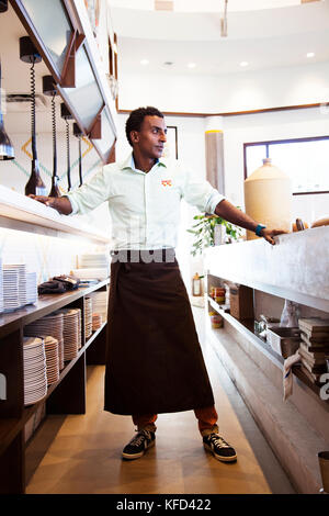 Les Bermudes, Hamilton. Portrait du chef Marcus Samuelsson à son Marcus' Restaurant à l'Hamilton Princess & Beach Club Hotel. Banque D'Images