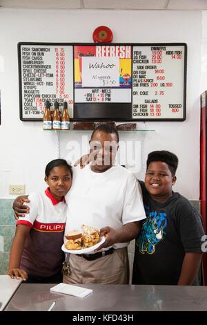 Les Bermudes. Saint George. Mel Art et ses enfants Jade et AJ dans son restaurant appelé m'Art's Spicy Dicy. Il tient son fameux poisson Sandwich. Banque D'Images