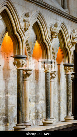 Lieu de repos sur le côté nord du chœur de la cathédrale médiévale à Lincoln, en Angleterre. Banque D'Images