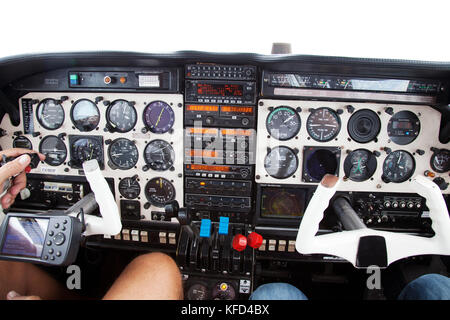 EXUMA, Bahamas. Intérieur de prop avion survolant à l'Exuma Islands. Banque D'Images