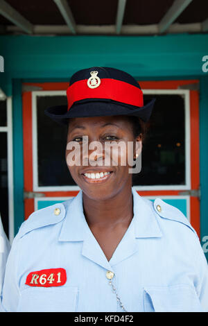 EXUMA, Bahamas. Une femme de la police locale à l'Staniel Cay Yacht Club à Staniel Cay. Banque D'Images