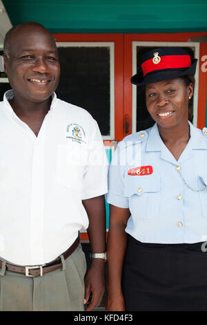 EXUMA, Bahamas. Une femme de la police locale à l'Staniel Cay Yacht Club à Staniel Cay. Banque D'Images