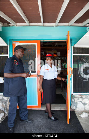 EXUMA, Bahamas. Une femme de la police locale à l'Staniel Cay Yacht Club à Staniel Cay. Banque D'Images