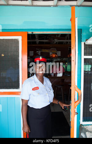 EXUMA, Bahamas. Une femme de la police locale à l'Staniel Cay Yacht Club à Staniel Cay. Banque D'Images