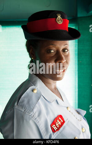 EXUMA, Bahamas. Une femme de la police locale à l'Staniel Cay Yacht Club à Staniel Cay. Banque D'Images