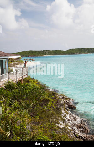 EXUMA, Bahamas. Nicole sur un balcon d'une des villas à la pintade Cay Resort. Banque D'Images