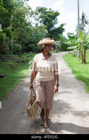 Polynésie Française, Île de Tahaa. Femme de la région autour de la ville. Banque D'Images