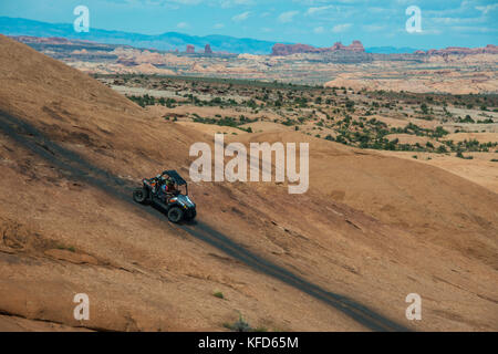 La conduite sur l'humvee slickrock trail. Moab, Utah, USA Banque D'Images