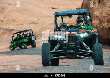 La conduite sur l'humvee slickrock trail. Moab, Utah, USA Banque D'Images