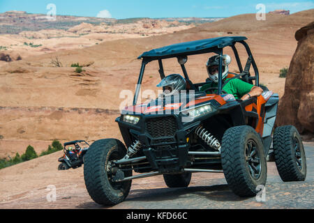 La conduite sur l'humvee slickrock trail. Moab, Utah, USA Banque D'Images