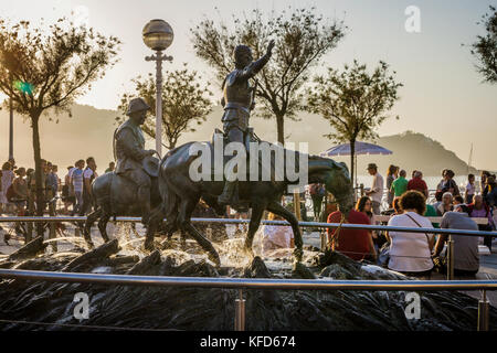 Don Quichotte et Sancho Panza statue fontaine, de Cervantes Plaza, plage de Concha, promenade sur un après-midi de fin d'été, San Sebastian, Pays Basque, Sp Banque D'Images