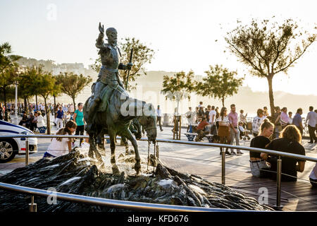 Don Quichotte et Sancho Panza statue fontaine, de Cervantes Plaza, plage de Concha, promenade sur un après-midi de fin d'été, San Sebastian, Pays Basque, Sp Banque D'Images