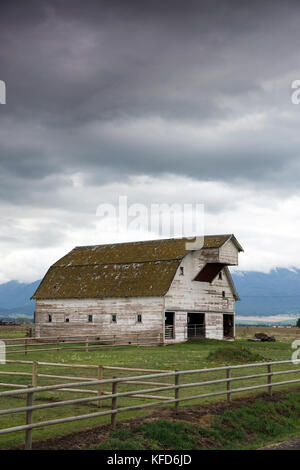 Usa (Oregon), Joseph, une ancienne grange le long de la route qui mène à la prairie à zumwalt, dans le nord-est de l'Oregon, en regardant vers l'aigle cap wilderne Banque D'Images