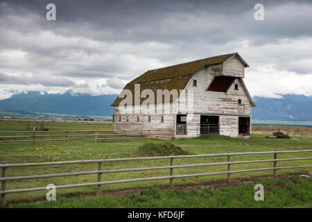 Usa (Oregon), Joseph, une ancienne grange le long de la route qui mène à la prairie à zumwalt, dans le nord-est de l'Oregon, en regardant vers l'aigle cap wilderne Banque D'Images