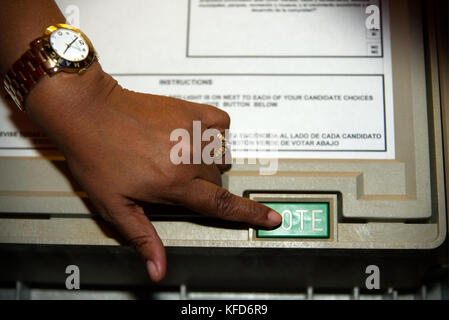 L'électeur vote au moyen d'une machine de vote électronique à un bureau de scrutin le jour du scrutin, à Philadelphie, PA. Banque D'Images