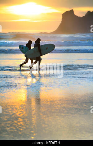 Usa, Ohio, Oswald west State Park, les surfeurs à pied le long de la plage et dans l'eau à oswald State Park, juste au sud de Cannon Beach Banque D'Images