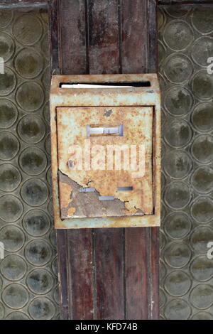 Du métal rouillé avec de nouvelles boîtes aux lettres mail intérieur monté sur châssis en bois de portes en verre ancien Banque D'Images