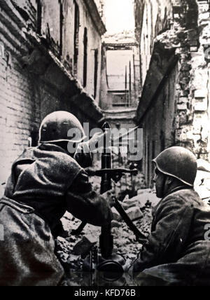 Les combats dans les rues de Stalingrad un mortier soviétique en action ( Guerre Mondiale la bataille de Stalingrad 1942 -1943 a été une grande bataille de la Seconde Guerre mondiale dans laquelle l'Allemagne nazie et ses alliés ont combattu l'Union soviétique pour le contrôle de la ville de Stalingrad ) Banque D'Images