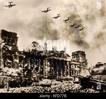 Bâtiment du Reichstag, capturés par l'Armée rouge et endommager gravement dans la seconde guerre mondiale. Berlin, Allemagne. 30 avril 1945 Seconde Guerre mondiale Banque D'Images