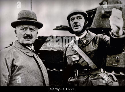 Le colonel de Gaulle présente les chars de la 5e armée au président de la République Albert Lebrun de Goetzenbruck, en octobre 1939. Charles de Gaulle ( Charles André Joseph Marie de Gaulle ) 1890 - 1970 - général français plus. Le chef de la France Libre 1940-44 et Gouvernement provisoire de la République française 1944-46. La Seconde Guerre mondiale. Banque D'Images